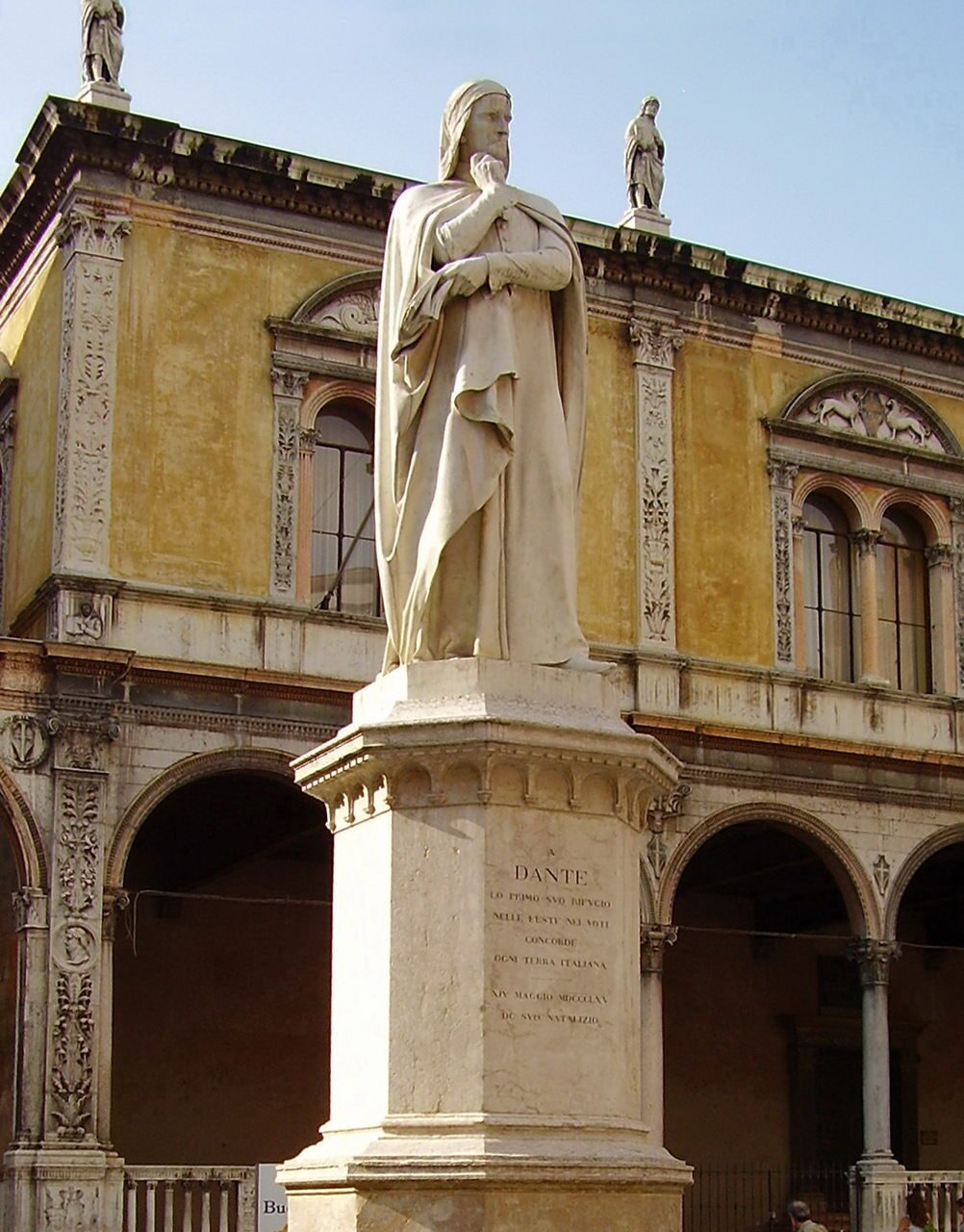 Флоренция данте. Данте Алигьери статуя во Флоренции. Памятник Данте во Флоренции. Памятник Данте в Вероне. Италия Флоренция памятник Данте Алигьери.