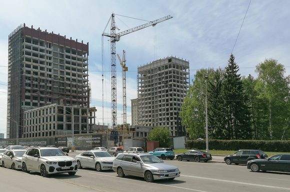 Новостройки на месте бывшего холма на площади Сахарова. Яркая точка. Барнаул
